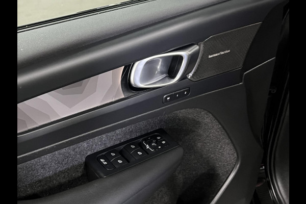 Volvo XC40 Ultimate Open dak | Adapt. cruise | 360 camera | Stuur-/stoelverwarming | Harman/Kardon | Memory | Carplay