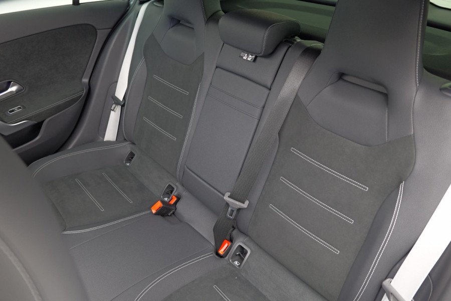 Mercedes-Benz A-Klasse 200 AMG Line |Pano|AlpineGrau|Ambient|