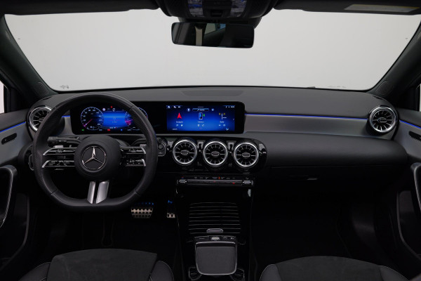 Mercedes-Benz A-Klasse 200 AMG Line |Pano|AlpineGrau|Ambient|