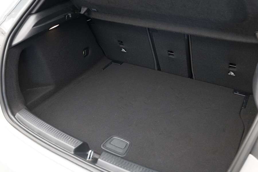 Mercedes-Benz A-Klasse 200 AMG Line |Pano|AlpineGrau|Ambient|