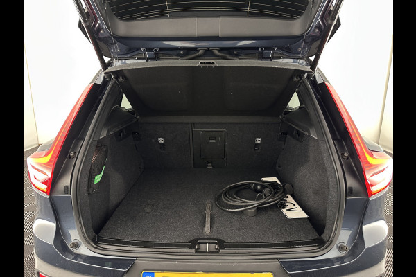 Volvo XC40 Recharge Plus [ 3-Fase ] {SOH-90%} (INCL.BTW) *ADAPTIVE-CRUISE | FULL-LED | BLINDSPOT | HEATED-SPORTSEATS | KEYLESS | DIGI-COCKPIT | CAMERA | PRIVACY-GLASS | ECC | PDC | 19''ALU | TOWBAR*