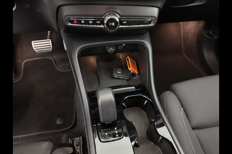 Volvo XC40 Recharge Plus [ 3-Fase ] {SOH-90%} (INCL.BTW) *ADAPTIVE-CRUISE | FULL-LED | BLINDSPOT | HEATED-SPORTSEATS | KEYLESS | DIGI-COCKPIT | CAMERA | PRIVACY-GLASS | ECC | PDC | 19''ALU | TOWBAR*