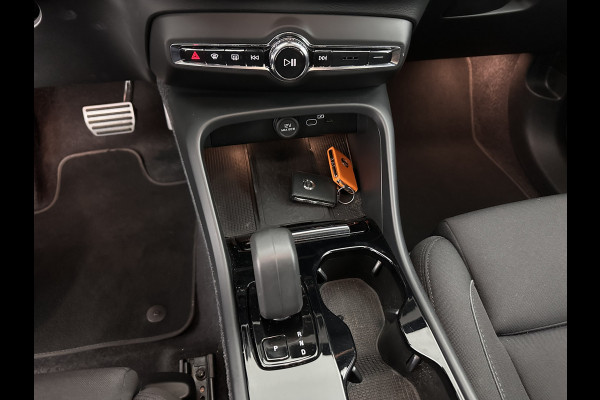Volvo XC40 Recharge Plus [ 3-Fase ] {SOH-90%} (INCL.BTW) *ADAPTIVE-CRUISE | FULL-LED | BLINDSPOT | HEATED-SPORTSEATS | KEYLESS | DIGI-COCKPIT | CAMERA | PRIVACY-GLASS | ECC | PDC | 19''ALU | TOWBAR*