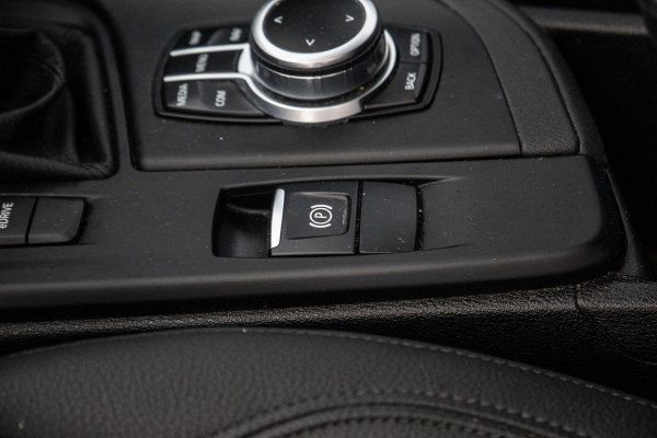 BMW X1 xDrive25e Executive CAMERA / CARPLAY / HEAD UP DISPLAY / LEDER / LED / CRUISE CONTROLE / STOELVERWARMING