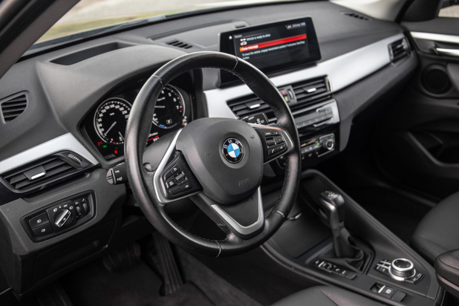 BMW X1 xDrive25e Executive CAMERA / CARPLAY / HEAD UP DISPLAY / LEDER / LED / CRUISE CONTROLE / STOELVERWARMING