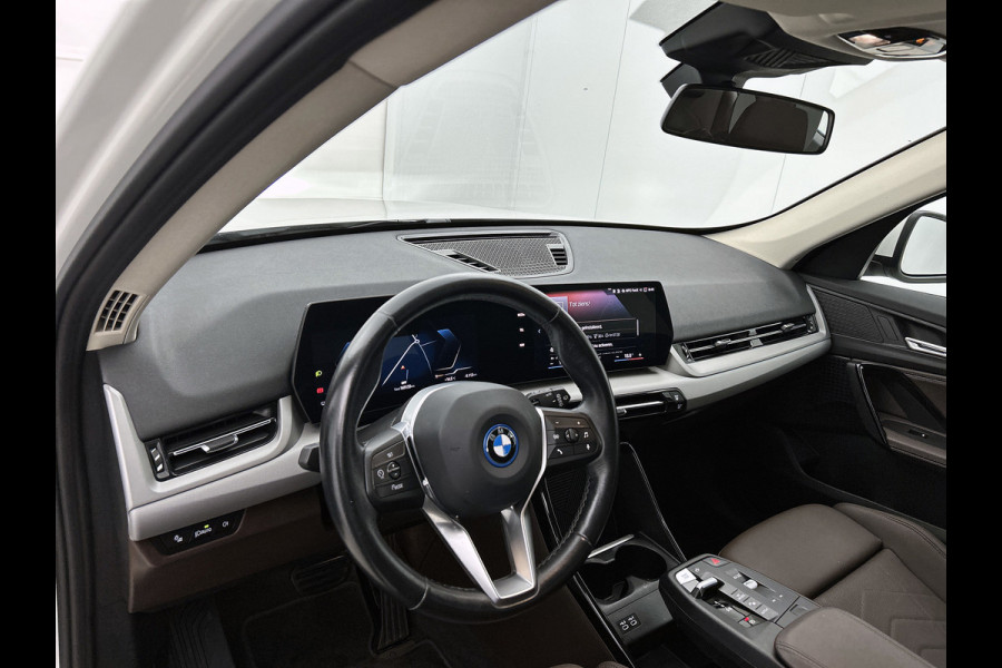 BMW iX1 XDrive30 Launch Edition 67 kWh(NL-auto, 1e Eig, Dealer OnderH, Navi, Leder, Climate Con, Etc)