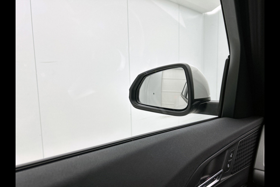 BMW iX1 XDrive30 Launch Edition 67 kWh(NL-auto, 1e Eig, Dealer OnderH, Navi, Leder, Climate Con, Etc)