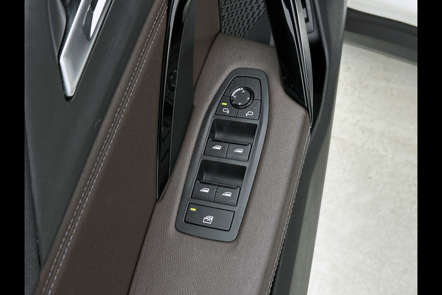 BMW iX1 XDrive30 Launch Edition 67 kWh(NL-auto, 1e Eig, Dealer OnderH, Navi, Leder, Climate Con, Etc)