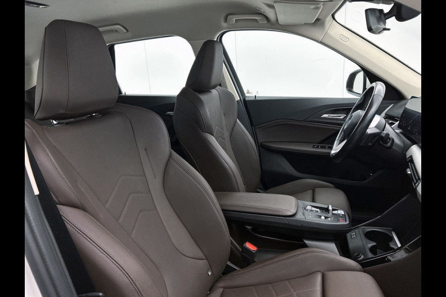 BMW iX1 XDrive30 Launch Edition 67 kWh(NL-auto, 1e Eig, Dealer OnderH, Navi, Leder, Climate Con, Etc)