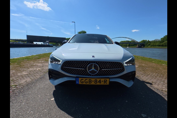 Mercedes-Benz CLA-Klasse Shooting Brake 250 e AMG Line Panorama-dak/ led verlichting / Burmester / Ambient verlichting