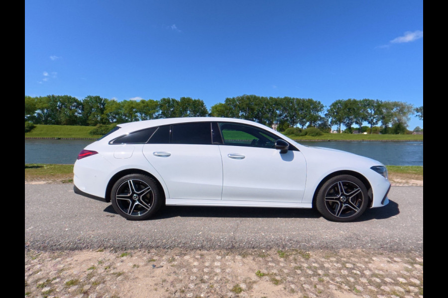 Mercedes-Benz CLA-Klasse Shooting Brake 250 e AMG Line Panorama-dak/ led verlichting / Burmester / Ambient verlichting