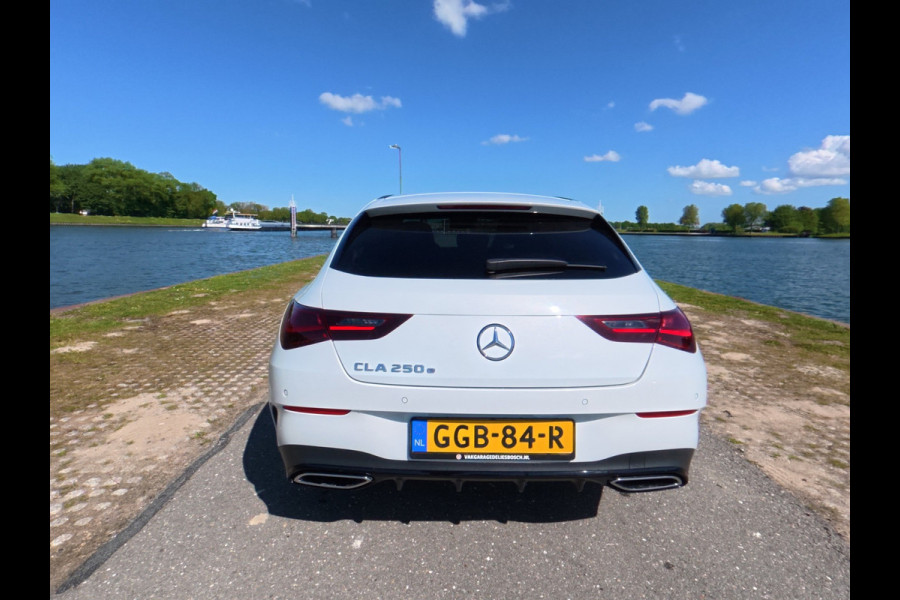 Mercedes-Benz CLA-Klasse Shooting Brake 250 e AMG Line Panorama-dak/ led verlichting / Burmester / Ambient verlichting