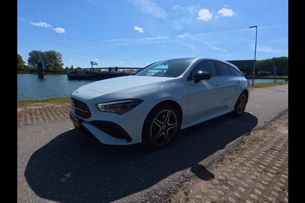 Mercedes-Benz CLA-Klasse Shooting Brake 250 e AMG Line Panorama-dak/ led verlichting / Burmester / Ambient verlichting