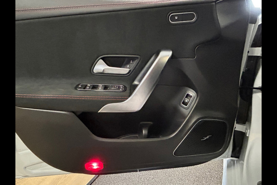 Mercedes-Benz CLA-Klasse Shooting Brake 250 e AMG Line Panorama-dak/ led verlichting / Burmester / Ambient verlichting