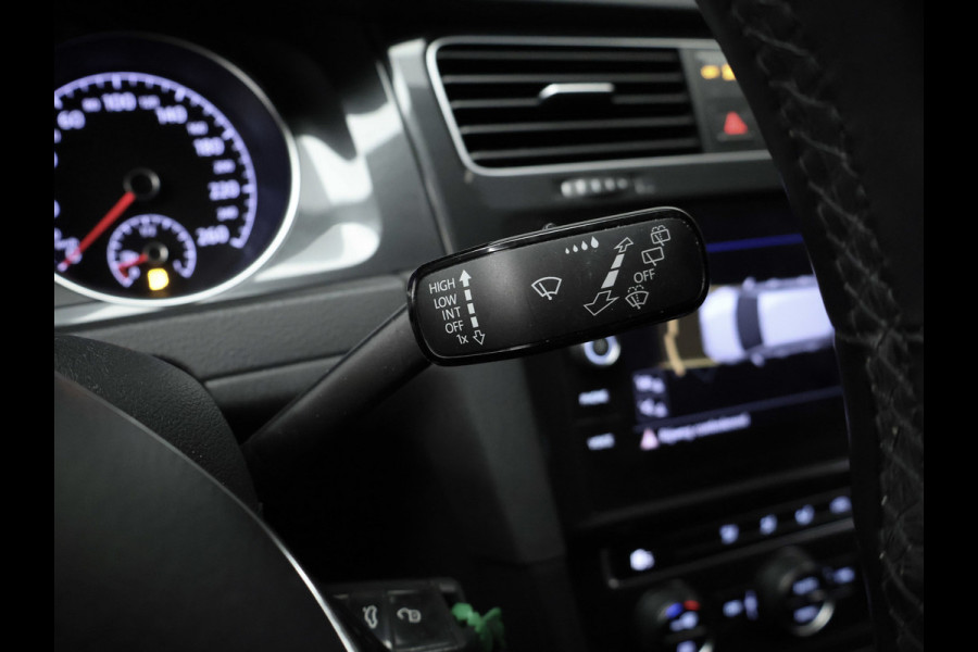 Volkswagen Golf 1.0 TSI Comfortline Sport (APPLE CARPLAY,GROOT NAVI,PDC,CLIMATE,ADAPTIVE CRUISE,GETINT,LED,SPORTSTOELEN,LM VELGEN)