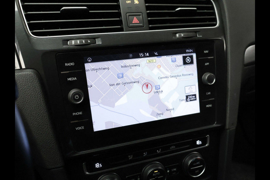 Volkswagen Golf 1.0 TSI Comfortline Sport (APPLE CARPLAY,GROOT NAVI,PDC,CLIMATE,ADAPTIVE CRUISE,GETINT,LED,SPORTSTOELEN,LM VELGEN)