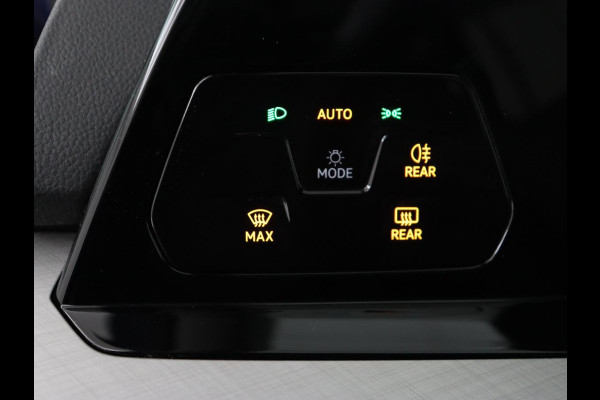 Volkswagen Golf 1.0 TSI Life | Camera | Carplay | Park Assist | Adaptive cruise | Navigatie | Sfeerverlichting | Full LED | Climate control | Digital Cockpit | Climate control | Bluetooth