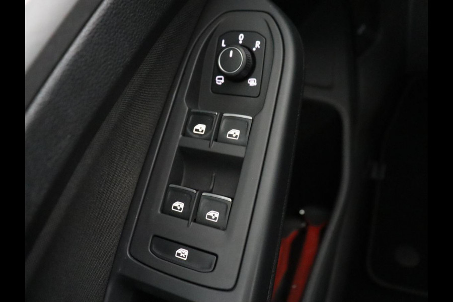 Volkswagen Golf 1.0 TSI Life | Camera | Carplay | Park Assist | Adaptive cruise | Navigatie | Sfeerverlichting | Full LED | Climate control | Digital Cockpit | Climate control | Bluetooth