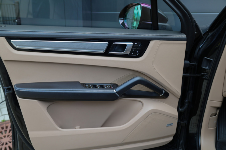 Porsche Cayenne 3.0 E-Hybrid Platinum Edition | PANO | 22 INCH | BOSE | 360 | MEMORY | LUCHTVERING | SPORT CRHONO | KEYLESS |