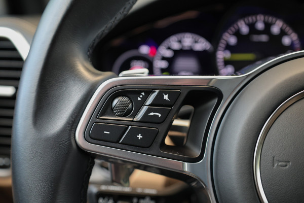 Porsche Cayenne 3.0 E-Hybrid Platinum Edition | PANO | 22 INCH | BOSE | 360 | MEMORY | LUCHTVERING | SPORT CRHONO | KEYLESS |