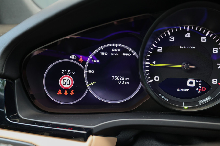 Porsche Cayenne 3.0 E-Hybrid Platinum Edition | PANO | 22 INCH | BOSE | 360 | MEMORY | LUCHTVERING | SPORT CRHONO | KEYLESS |