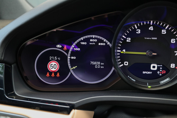 Porsche Cayenne 3.0 E-Hybrid Platinum Edition | PANO | 22 INCH | BOSE | 360 | MEMORY | LUCHTVERING | SPORT CRHONO | KEYLESS |