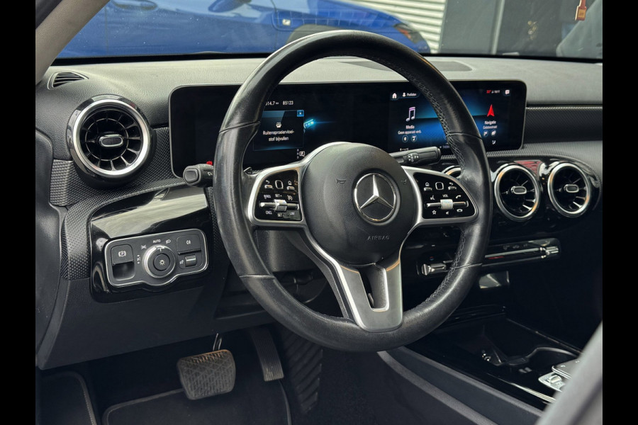 Mercedes-Benz A-Klasse 180 Business Solution - Navigatie / Apple CarPlay I Sport interieur I PDC I LED I 85.000 KM - Dealer ond.