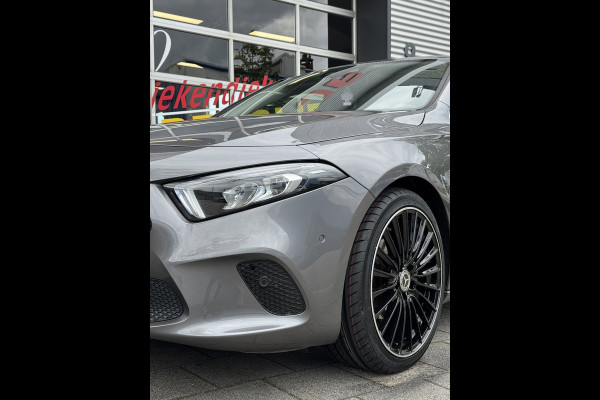 Mercedes-Benz A-Klasse 180 Business Solution - Navigatie / Apple CarPlay I Sport interieur I PDC I LED I 85.000 KM - Dealer ond.