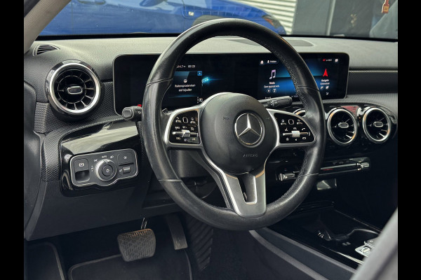 Mercedes-Benz A-Klasse 180 Business Solution - Navigatie / Apple CarPlay I Sport interieur I PDC I LED I 85.000 KM - Dealer ond.