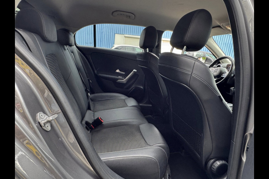Mercedes-Benz A-Klasse 180 Business Solution - Navigatie / Apple CarPlay I Sport interieur I PDC I LED I 85.000 KM - Dealer ond.