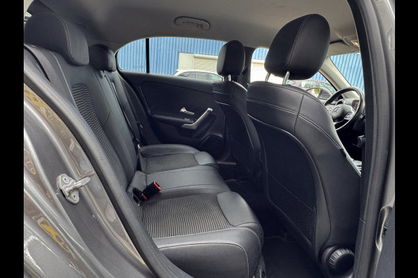 Mercedes-Benz A-Klasse 180 Business Solution - Navigatie / Apple CarPlay I Sport interieur I PDC I LED I 85.000 KM - Dealer ond.