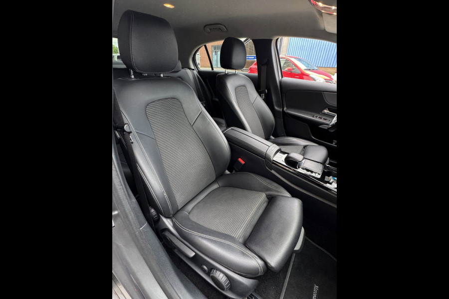 Mercedes-Benz A-Klasse 180 Business Solution - Navigatie / Apple CarPlay I Sport interieur I PDC I LED I 85.000 KM - Dealer ond.