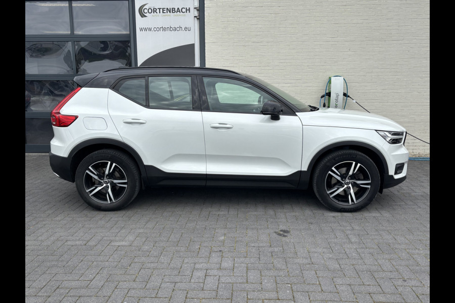 Volvo XC40 2.0 T5 AWD R-Design | Zwenkbare trekhaak | 2.100 Kg Trekgewicht | Panorama dak | Blis | Harman Kardon | 360 Camera |