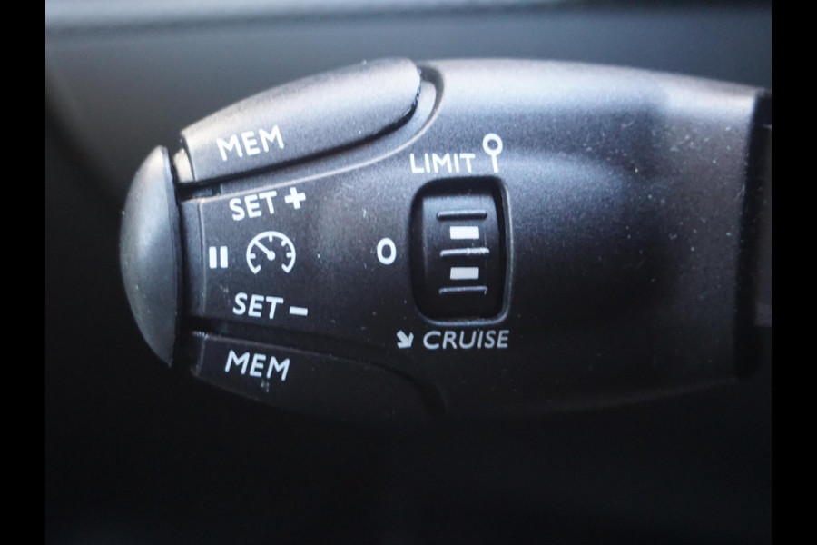 Peugeot e-208 EV Allure Première 1 fase 50 kWh 180 Camera