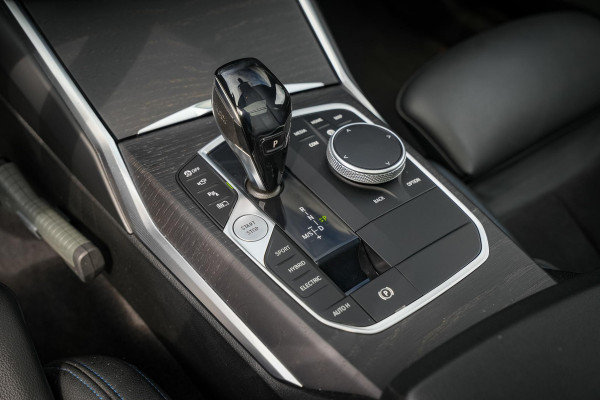BMW 3 Serie Touring 330e High Executive M Sport Panodak Harman Kardon HUD Leer Alcantara