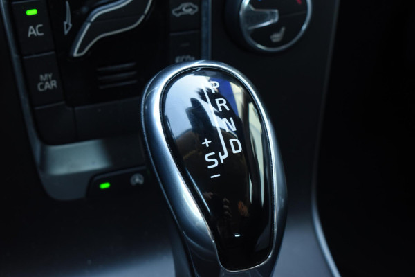 Volvo V40 T2 122PK Automaat Inscription / Navigatie / Stoelverwarming / Achteruitrijcamera / LED koplampen / Parkeersensoren / Cruise Control