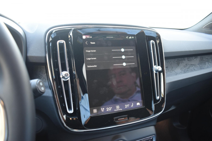 Volvo EX40 252PK Single Extended Range Core Business 82 kWh / Navigatie / Camera / Stuur & Stoelverwarming / Harman Kardon / Getinte Ramen / LM Velgen /