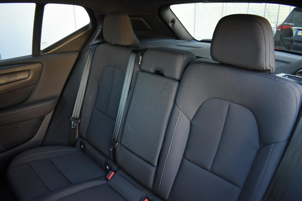 Volvo EX40 252PK Single Extended Range Core Business 82 kWh / Navigatie / Camera / Stuur & Stoelverwarming / Harman Kardon / Getinte Ramen / LM Velgen /