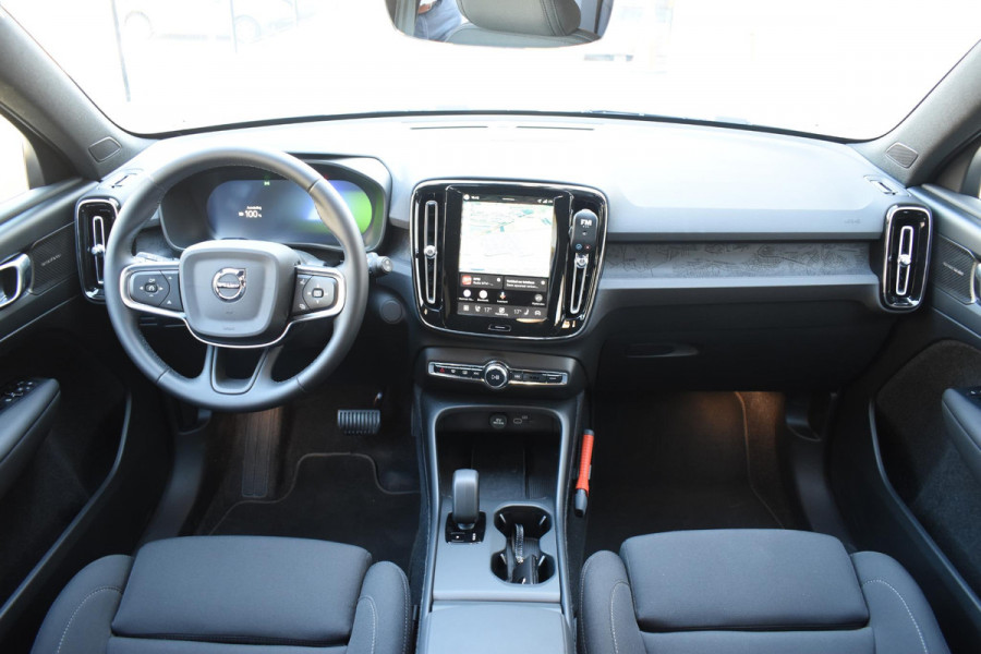 Volvo EX40 252PK Single Extended Range Core Business 82 kWh / Navigatie / Camera / Stuur & Stoelverwarming / Harman Kardon / Getinte Ramen / LM Velgen /