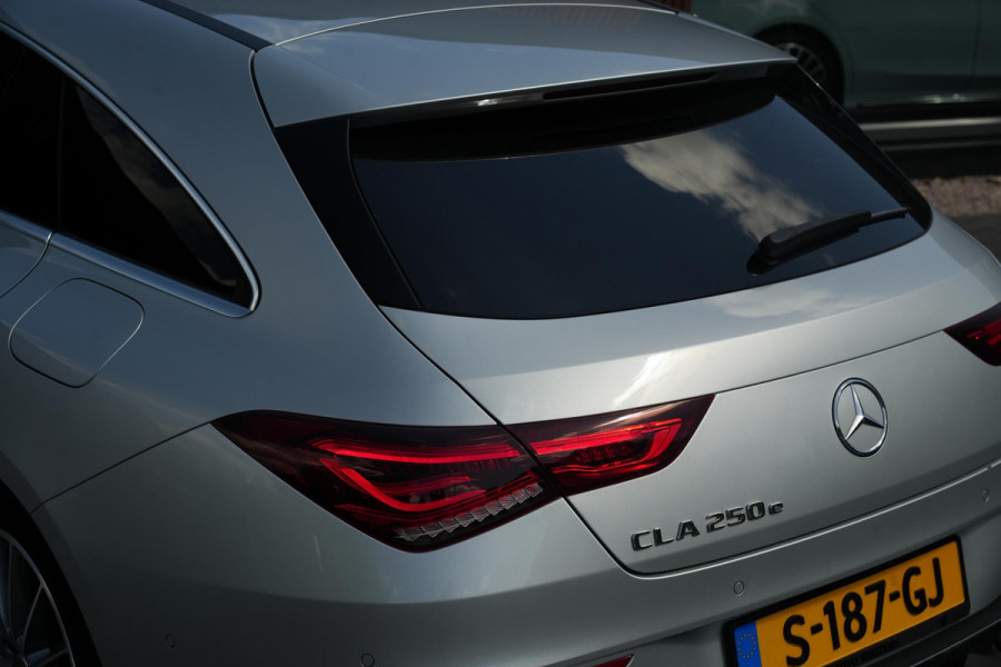 Mercedes-Benz CLA-Klasse Shooting Brake 250 e Premium Plus AMG Panoramadak Widescreen Camera LED