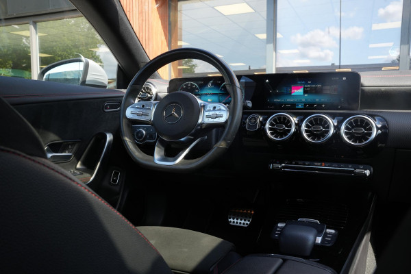Mercedes-Benz CLA-Klasse Shooting Brake 250 e Premium Plus AMG Panoramadak Widescreen Camera LED