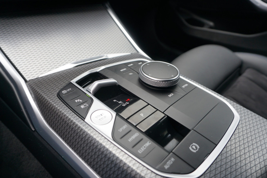 BMW 3 Serie Touring 320e LCI M-Sport Pro | ADAPTIVE LED | ACC | HEAD-UP | STOELVERW. | CAMERA |