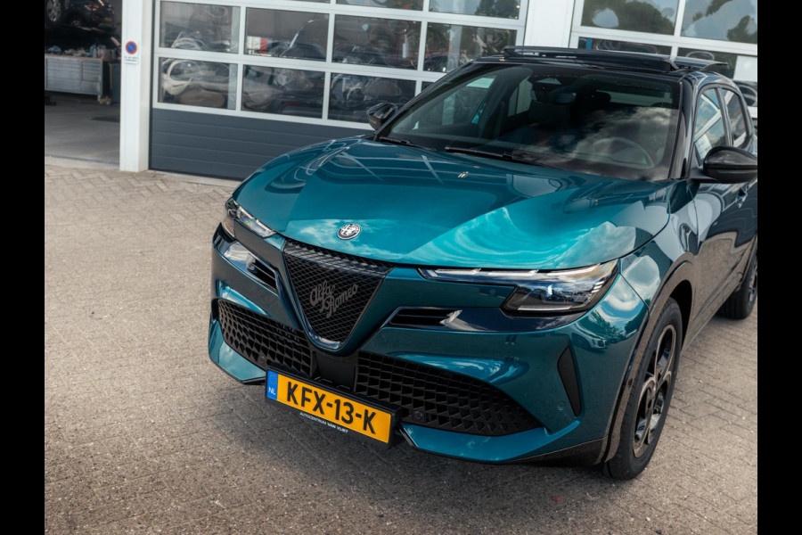 Alfa Romeo junior 1.2 Turbo Hybrid Ibrida Ti | Techno Pack | 18" | Schuif/Kanteldak | Verwarmbare voorruit | Bicolore