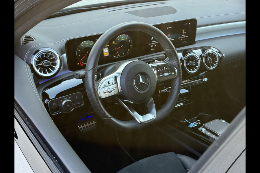 Mercedes-Benz A-Klasse 180 Business Solution AMG | Pano | CarPlay | Ambient Light | Camera | 18 inch