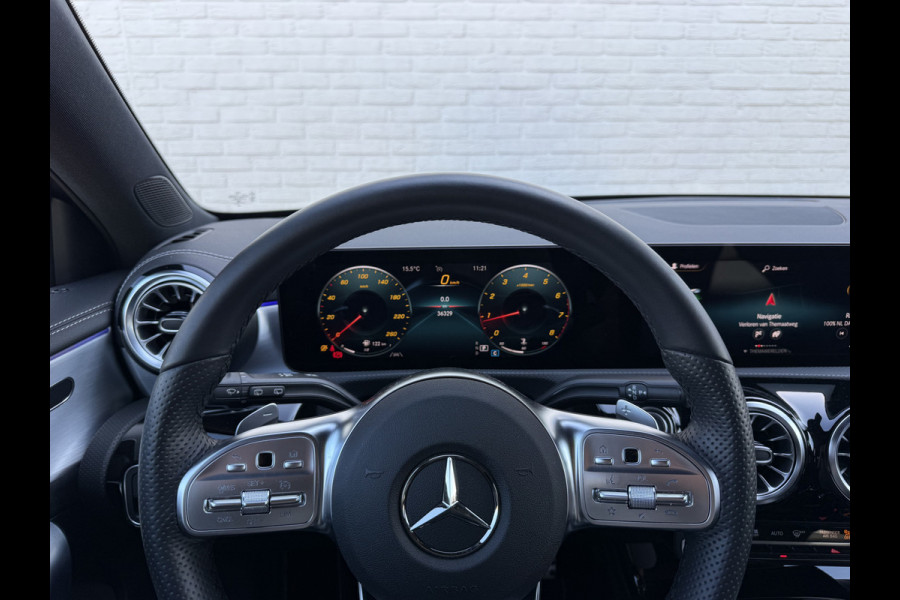 Mercedes-Benz A-Klasse 180 Business Solution AMG | Pano | CarPlay | Ambient Light | Camera | 18 inch