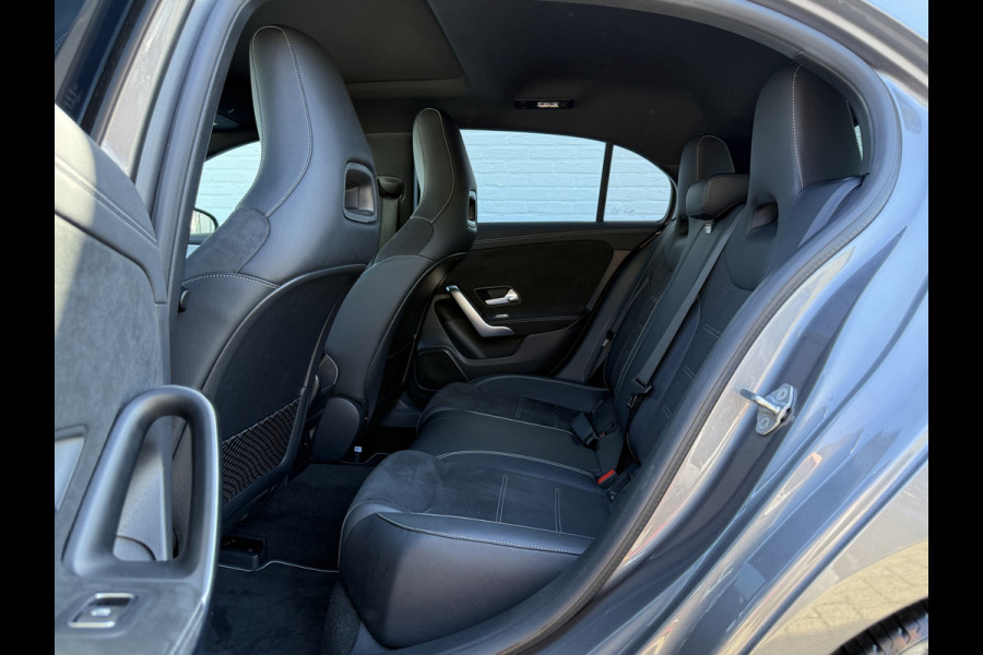 Mercedes-Benz A-Klasse 180 Business Solution AMG | Pano | CarPlay | Ambient Light | Camera | 18 inch