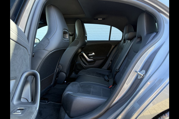 Mercedes-Benz A-Klasse 180 Business Solution AMG | Pano | CarPlay | Ambient Light | Camera | 18 inch