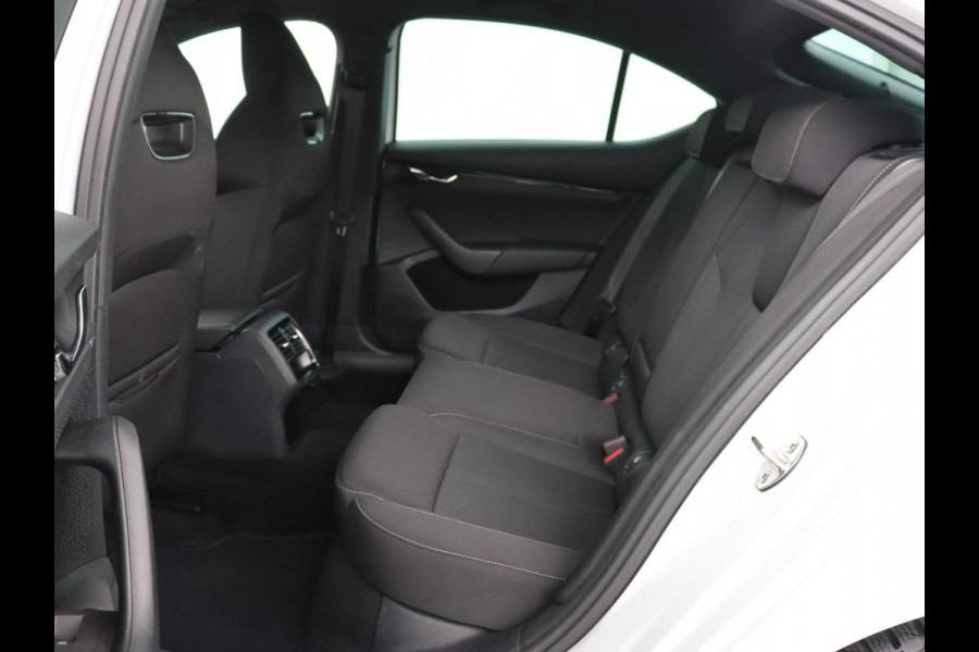 Škoda Octavia 1.0 e-TSI Sport | Adaptive cruise | Carplay | Side Assist | Sportstoelen | Stuurverwarming | Trekhaak | Navigatie | Parkeerhulp | Full LED | 18'' | Digital Cockpit | Climate control | Bluetooth