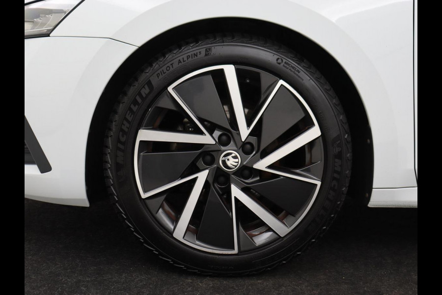 Škoda Octavia 1.0 e-TSI Sport | Adaptive cruise | Carplay | Side Assist | Sportstoelen | Stuurverwarming | Trekhaak | Navigatie | Parkeerhulp | Full LED | 18'' | Digital Cockpit | Climate control | Bluetooth