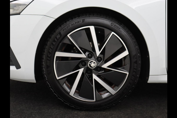 Škoda Octavia 1.0 e-TSI Sport | Adaptive cruise | Carplay | Side Assist | Sportstoelen | Stuurverwarming | Trekhaak | Navigatie | Parkeerhulp | Full LED | 18'' | Digital Cockpit | Climate control | Bluetooth
